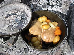 ダッヂオーブン料理の代表､鶏の丸焼き